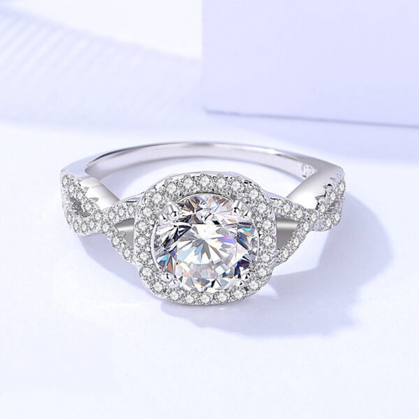Women's Stylish Round Moissanite Ring